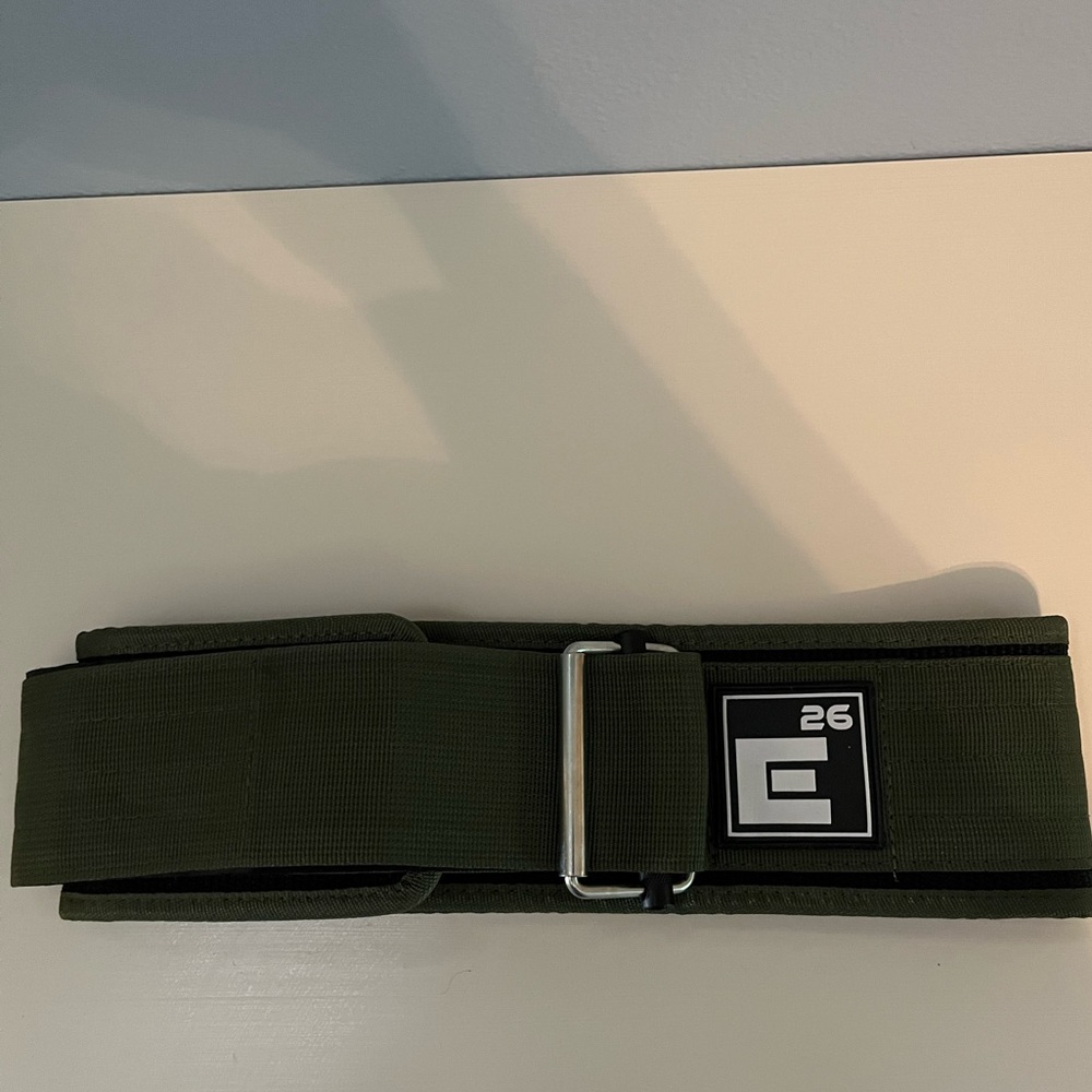 NWOT size medium women’s weightlifting belt